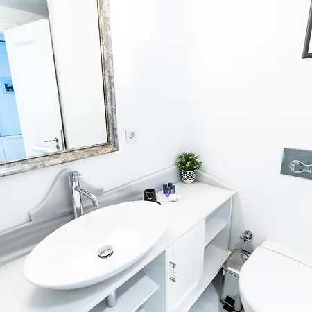 Апартаменты Modern Hideaway With Terrace - Urban Luxury *