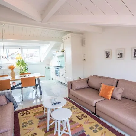 Διαμέρισμα Modern Hideaway With Terrace - Urban Luxury