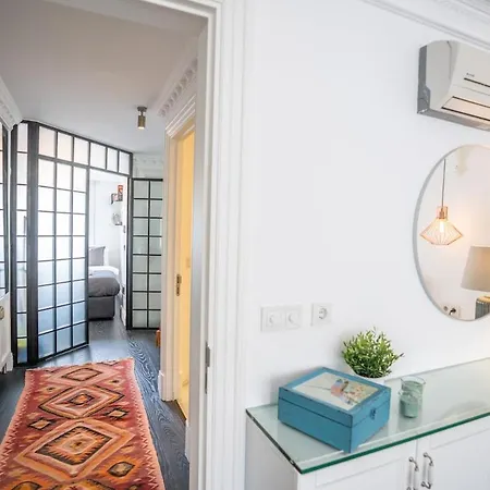 Modern Hideaway With Terrace - Urban Luxury *