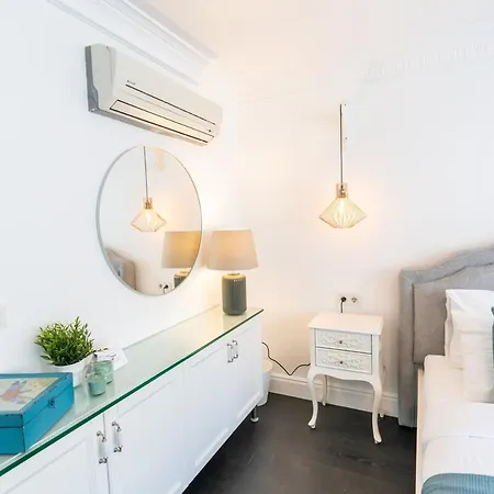 Modern Hideaway With Terrace - Urban Luxury Apartamento