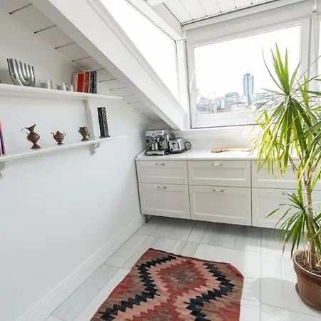 Modern Hideaway With Terrace - Urban Luxury شقة